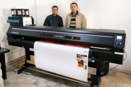 В РПК «QAJIMUXAN SEYILXAN» (г. Нукус) запущен УФ-принтер Mimaki UCJV300