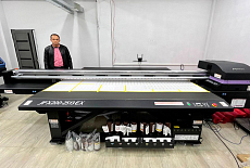 Топовый планшетный принтер JFX200-2513 EX установлен в РПК "IZBA"