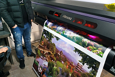 В РПК «QAJIMUXAN SEYILXAN» (г. Нукус) запущен УФ-принтер Mimaki UCJV300