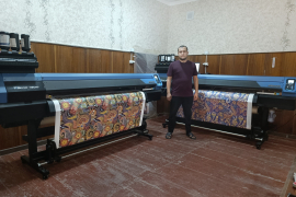 Инсталляция второго принтера Mimaki TS100 на производстве платков в Коканде
